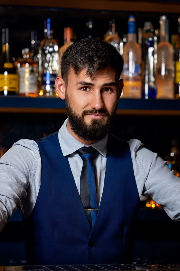 Retrato de un bartender tras la barra